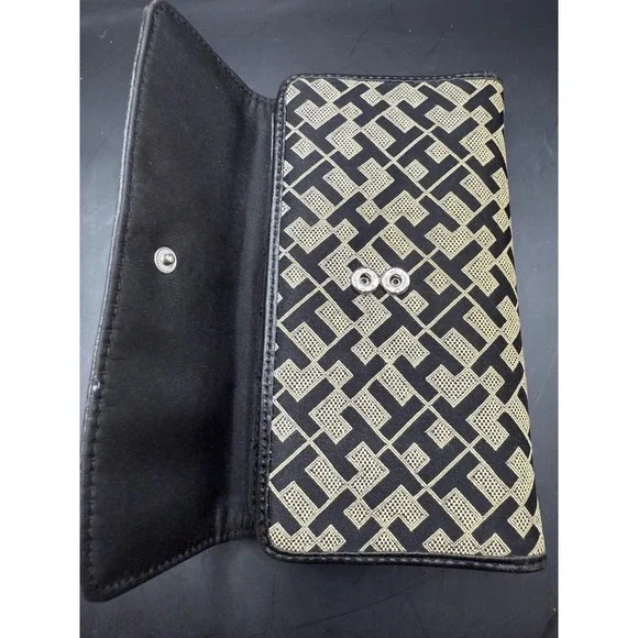 Tommy Hilfiger Women's Wallet Clutch Signature Monogram Black Beige Snap Closure - Picture 8 of 11